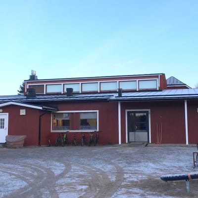 Fasaden av Petsmo skola i Korsholm.