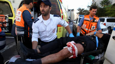 Ambulanspersonal tar hand om skadade efter attack mot synagoga i Jerusalem