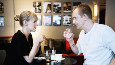 Dates är en relationskomedi på Svenska Teatern