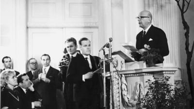 Kekkonen håller sitt uppmärksammade tal i universitetets aula den 12 mars 1964. Redaktör Eero Saarenheimo från Rundradion bandar