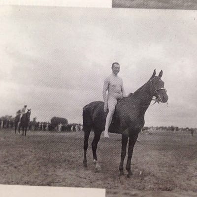 Mannerheim alasti hevosen selässä.