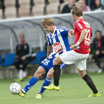 Rasmus Schüller och Fredrik Lassas i farten under ett Helsingforsderby.