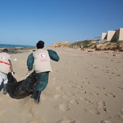 Libyan Punaisen puolikuun työntekijät etsivät hukkuneita Tripolin itäpuolella.