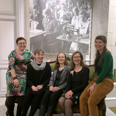 Kuvassa vasemmalta oikealle apurahansaajat Hanna Korvela, Minna Rimpiläinen, Anna-Reetta Väänänen, Jenni Linnove ja Suvi Pouttu.