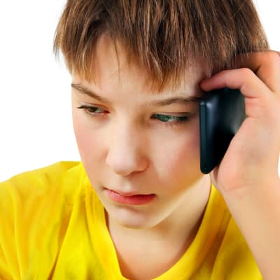 ledsen pojke pratar i telefon