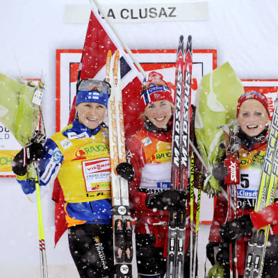 Aino-Kaisa Saarinen toisena,  Kristin Stoermer Steira ykkösenä ja Therese Johaug kolmantena palkintopallilla maailmancupin kilpailussa joulukuussa 2008.