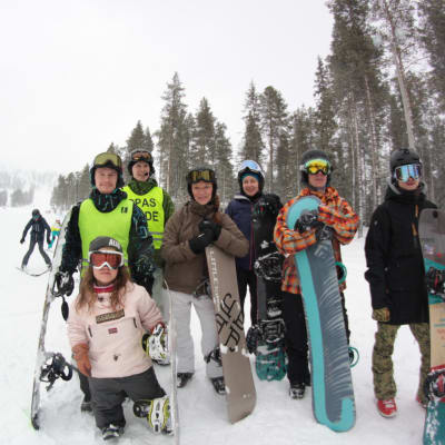 Foto av teamet i My turn om funktionsnedsättning och snowboarding
