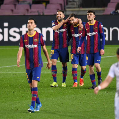 Barcelonan Lionel Messi juhlii avausmaaliaan muun muassa Jordi Alban ja Pedrin kanssa.