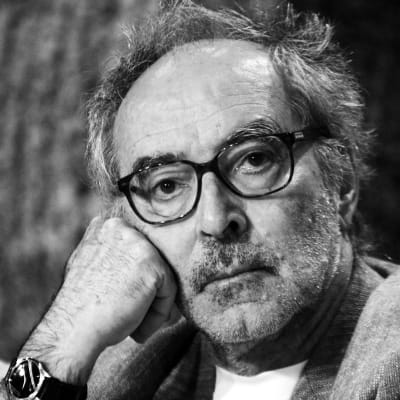 Jean-Luc Godard i ett svartvitt porträtt.