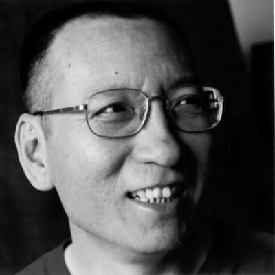 Svartvit bild på Liu Xiaobo som ler.