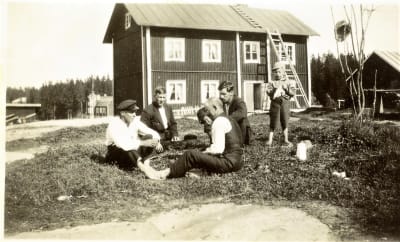Samling utanför arbetarbostad.