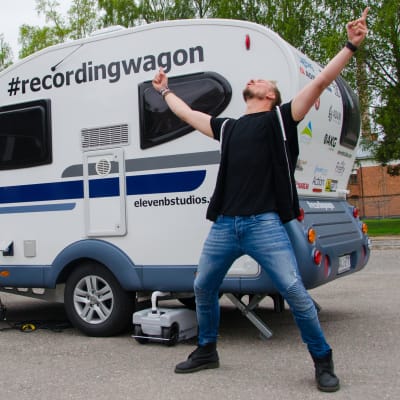 Dennis "Dejo" Andersson framför sin husvagnsstudio.