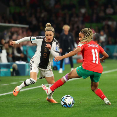 Tysklands Svenja Huth och Marockos Fatima Tagnaout kämpar om bollen i en fotbollsmatch.