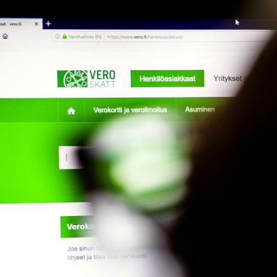En person sitter framför en dator där man ser hemsidan vero.fi, alltså Skatteförvaltningens webbsida.