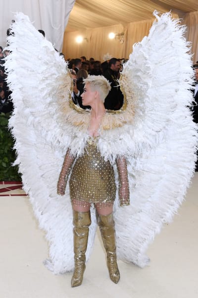 Katy Perry i en ängelklänning från Versace.