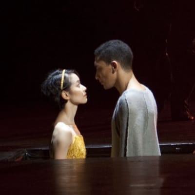Mariko Kida ja Anthony Lomuljo Mats Ekin tanssiteoksessa Julia ja Romeo