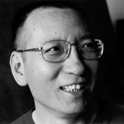Svartvit bild på Liu Xiaobo som ler.