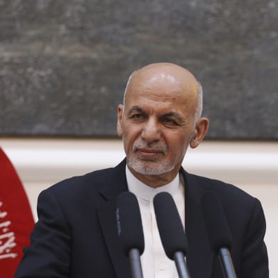 President Ashraf Ghani höll ett direkt sänt tal i tv då raketer landade nära presidentens palats