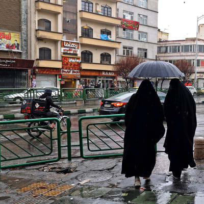 Kvinnor på en gata i Iran.