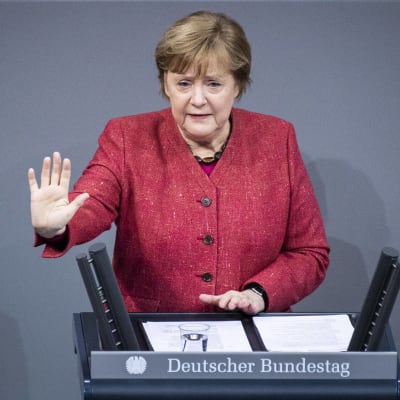 Angela Merkel håller upp ena handen i en stoppgest.
