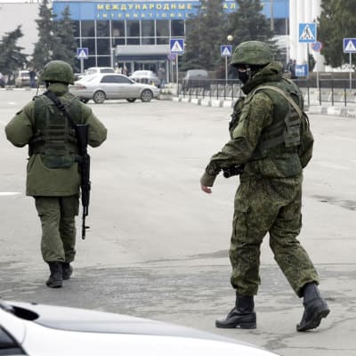 Oidentifierade beväpnade män utanför flygplatsen i Simferopol. Ukrainas inrikesminister Arsen Avakov säger att det rör sig om ryska marinsoldater.