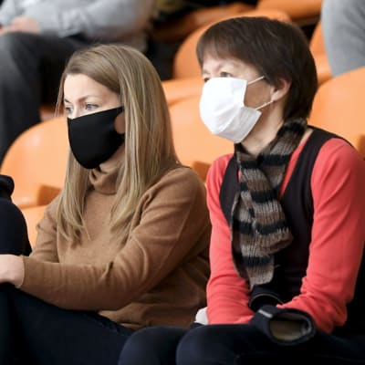 Besökare med munskydd på korgbollsmatch 21.11.2020. 