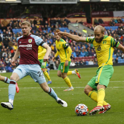 Teemu Pukki skjuter.