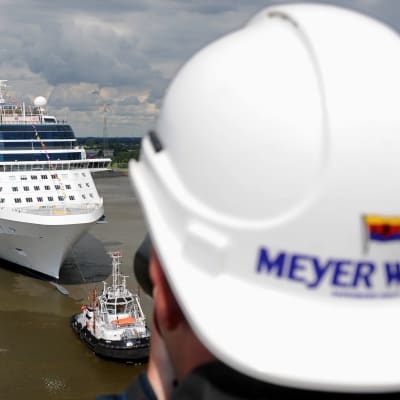 Kryssningsfartyget Celebrity Silhouette lämnar Meyer Werfts varv i Tyskland.