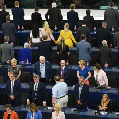Brexitpartiets parlamentariker vänder ryggen till musiker som spelar Europahymnen när det nya parlamentet tillträder för första gången.