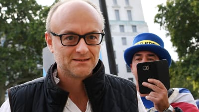 Premiärminister Boris Johnsons omtvistade rådgivare Dominic Cummings anländer till en regeringssammanträde