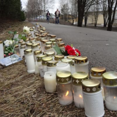 Muistokynttilät palavat Varkauden puukotussurman tapahtumapaikalla.