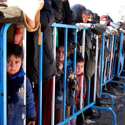 Syriska flyktingar köar för att registrera sig i byn Arsal i Libanon vid gränsen till Syrien.