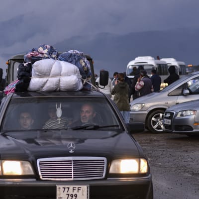 Etniska armenier från Nagorno-Karabach anländer till Armenien.