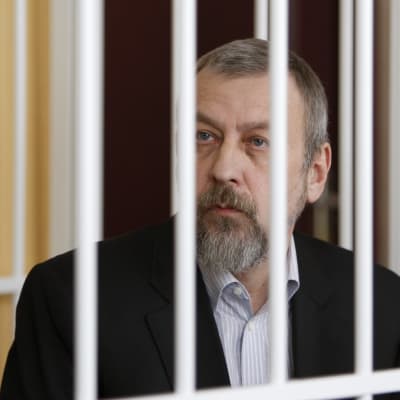 Mies kalterien takana