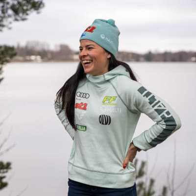 Krista Pärmäkoski skrattar