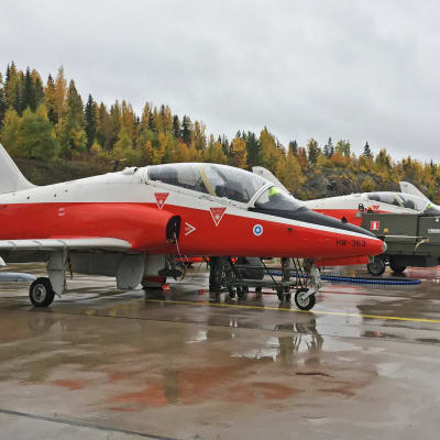 Hawk-hävittäjiä rivissä Tampere-Pirkkalan lentokentällä