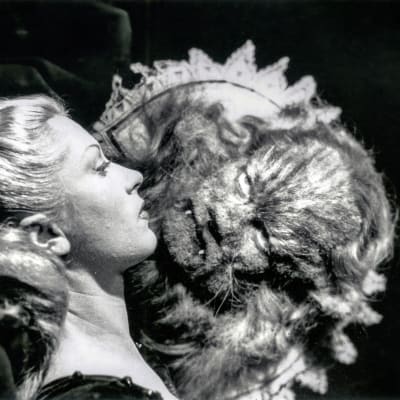 Kaunotar ja hirivö, Josette Day ja Jean Marais. Kuva Jean Cocteaun samannimisestä elokuvasta (1946).