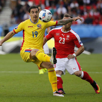 Bogdan Stancu mot Xherdan Shaqiri i EM-matchen mellan Rumänien och Schweiz.