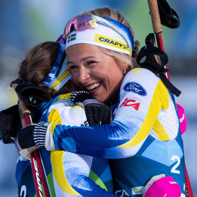 Frida Karlsson kramar om Ebba Andersson.
