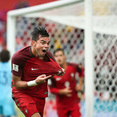 Pepe spelar fotboll för Portugal.