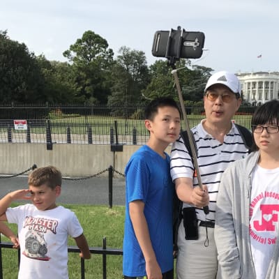 Populärt mål för selfiepinnen. Familjen framför Vita huset.