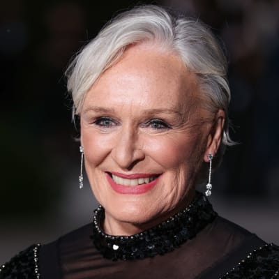 Närbild på en glad Glenn Close i svart klänning.