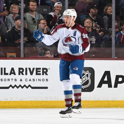 Coloradon Mikko Rantanen tuulettaa kauden 48. osumaansa NHL:ssä. 