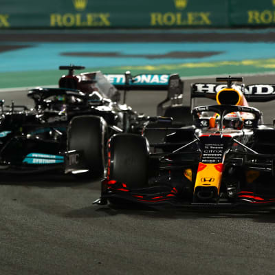 Lewis Hamilton ja Max Verstappen taistelivat Abu Dhabissa rinta rinnan.