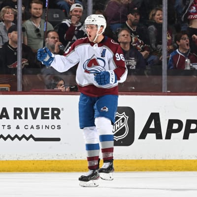 Coloradon Mikko Rantanen tuulettaa kauden 48. osumaansa NHL:ssä. 