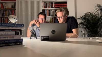 Bastian Obermayer och Frederik Obermaier sitter framför en dator.