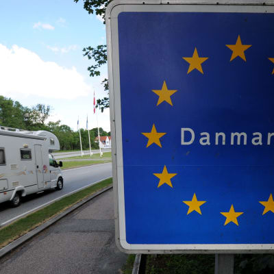 En husbil passerar gränsen mellan Tyskland och Danmark i juni 2011.
