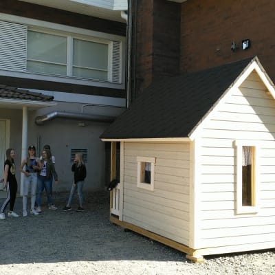 Kuvassa Kälviän kirkonkylän koulun oppilaiden rakentama leikkimökki.