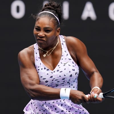 Serena Williams lyö palloa. 