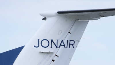 Det svenska Jonairs logo på ett Beechcraftplan på startbanan. 